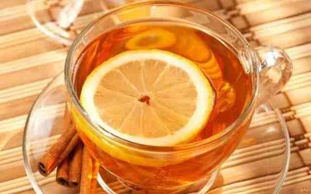 10 лучших напитков, которые поставят вас на ноги при простуде. 1. Теплый чай с…